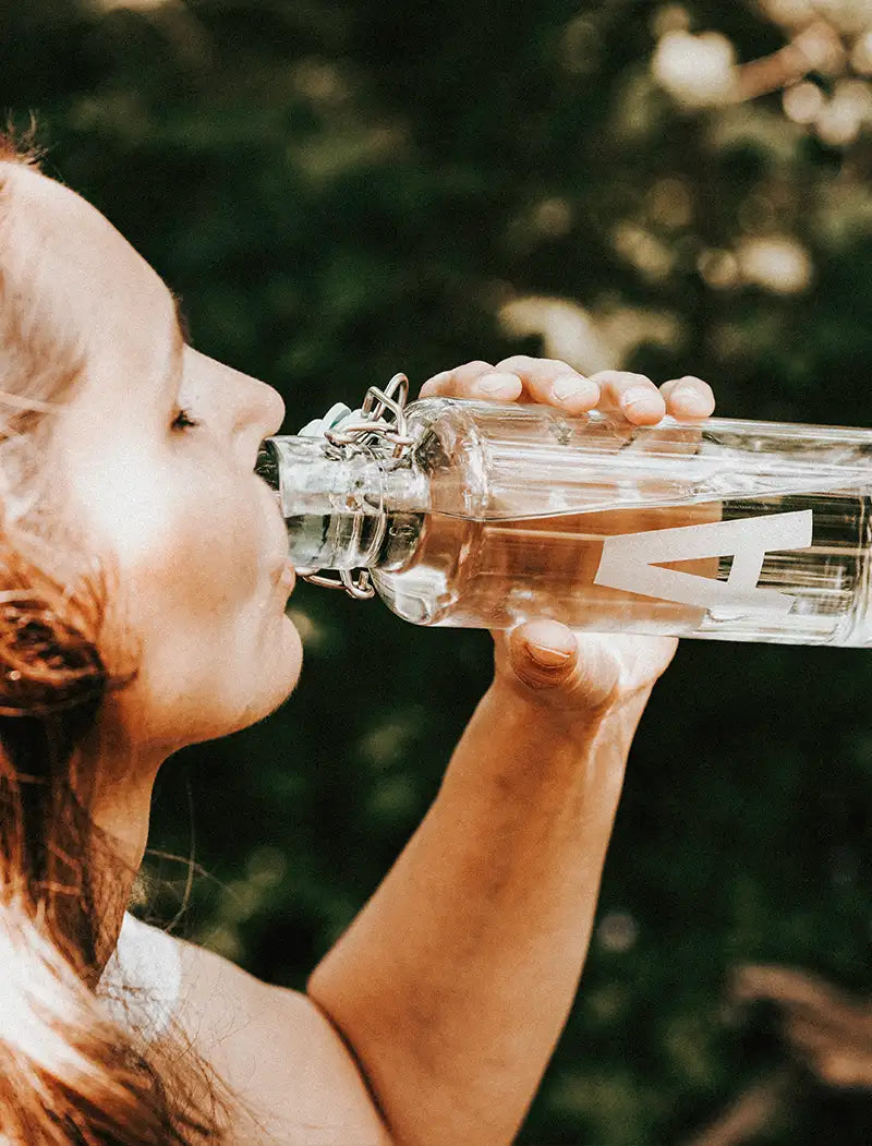 Trinkflasche aus Glas mit Gravur Buchstabe