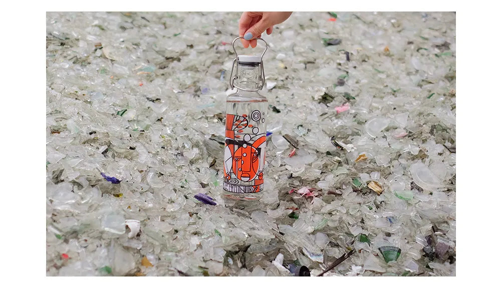 Trinkflasche aus glas auf Scherbenhaufen