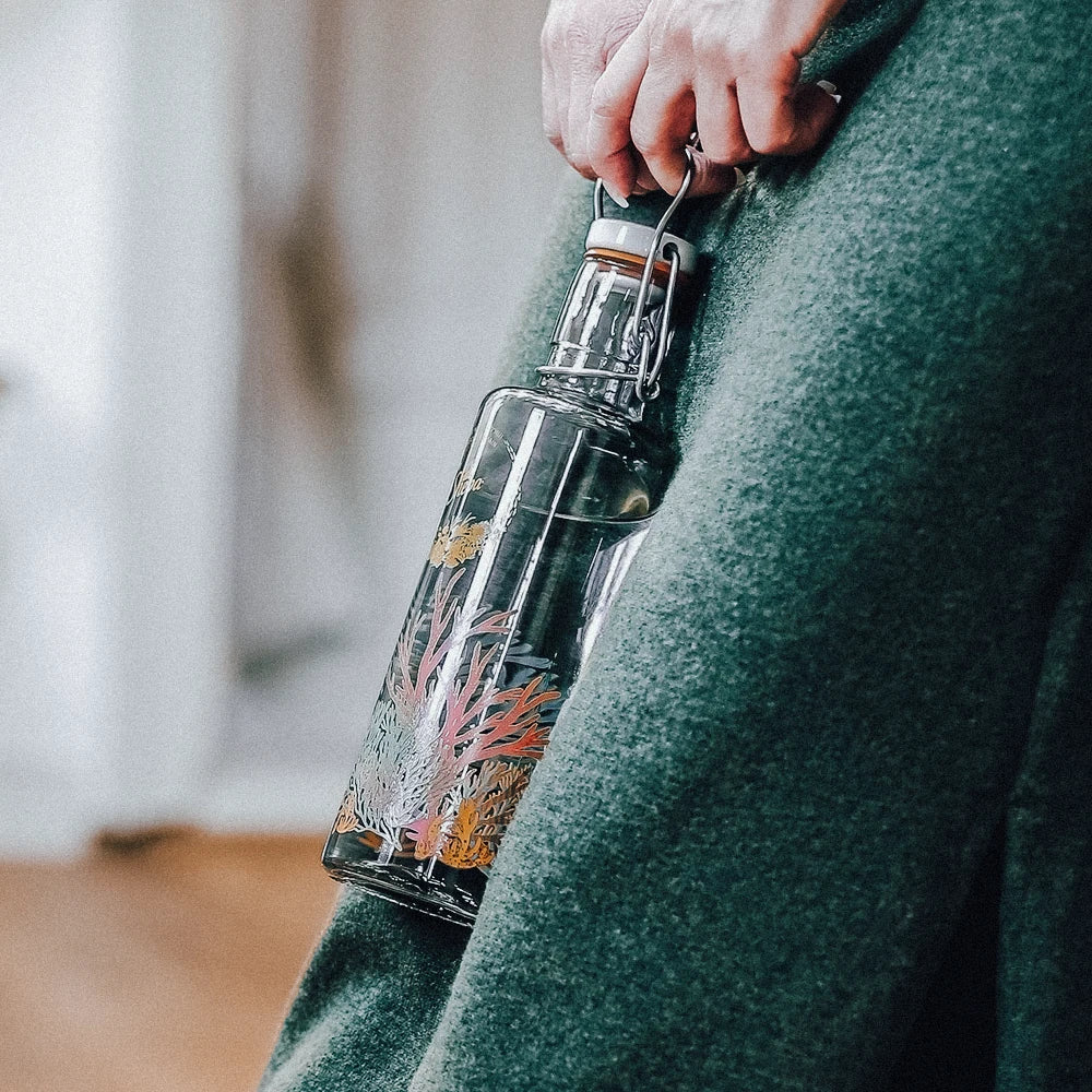 Frau mit Co-Branding Trinkflasche aus Glas von soulbottles