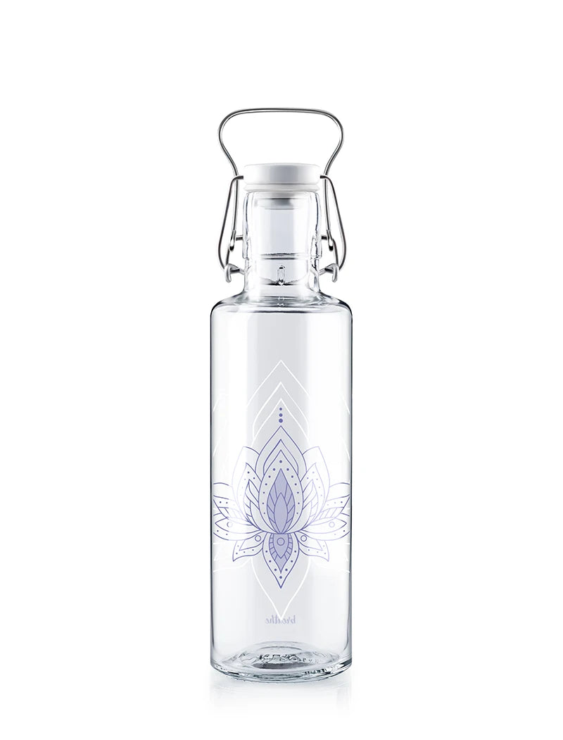 Trinkflasche freigestellt auf weißem Hintergrund mit Blüte just breathe